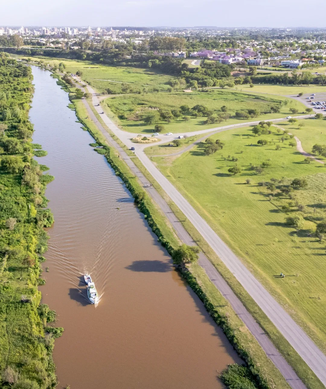 Vista aérea del paseo de la costanera de San Nicolás de los Arroyos sobre el río Paraná