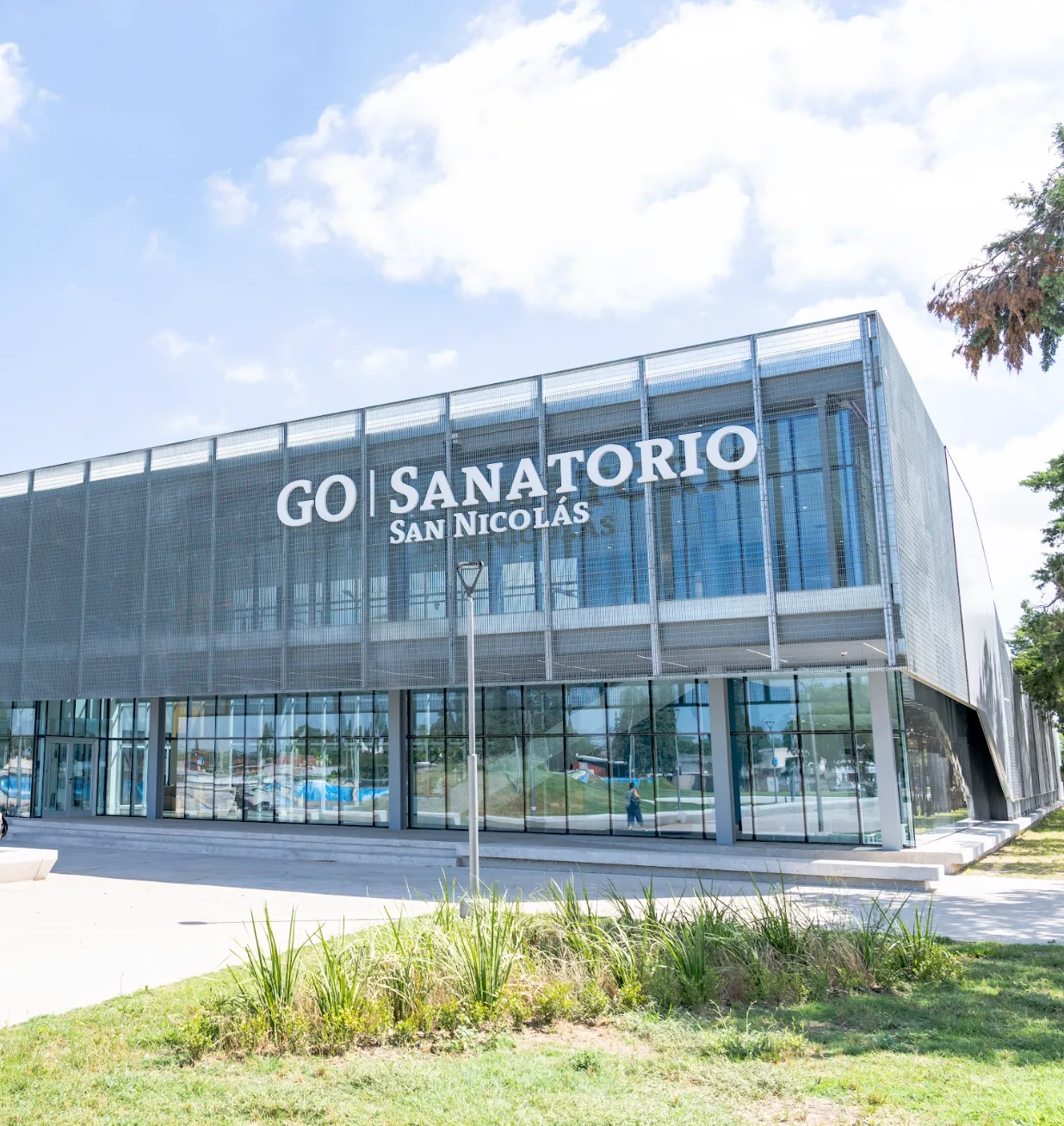 Fachada del GO Sanatorio, el privado del sistema de salud público-privado de San Nicolás de los Arroyos